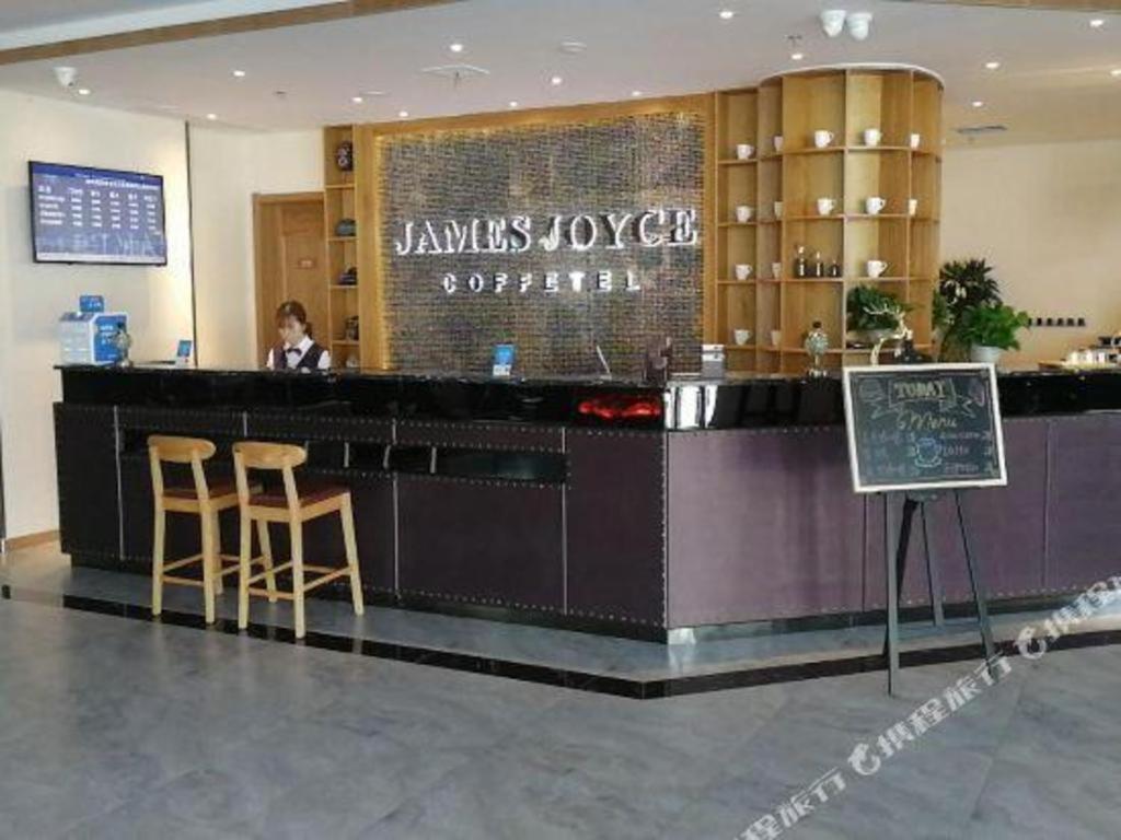 ホテル James Joyce Coffetel Qingdao Oriental Cinema Chaoyangshan Metro Station エクステリア 写真